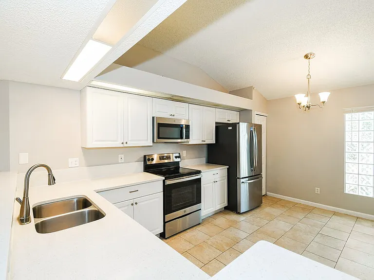 1126 E Brookwood Bluff Rd — Photo 5