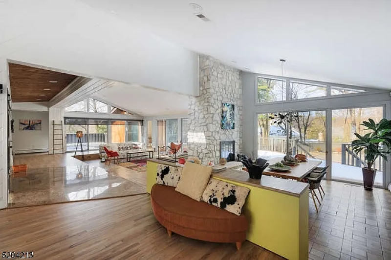 15 Nottingham Dr photo 1