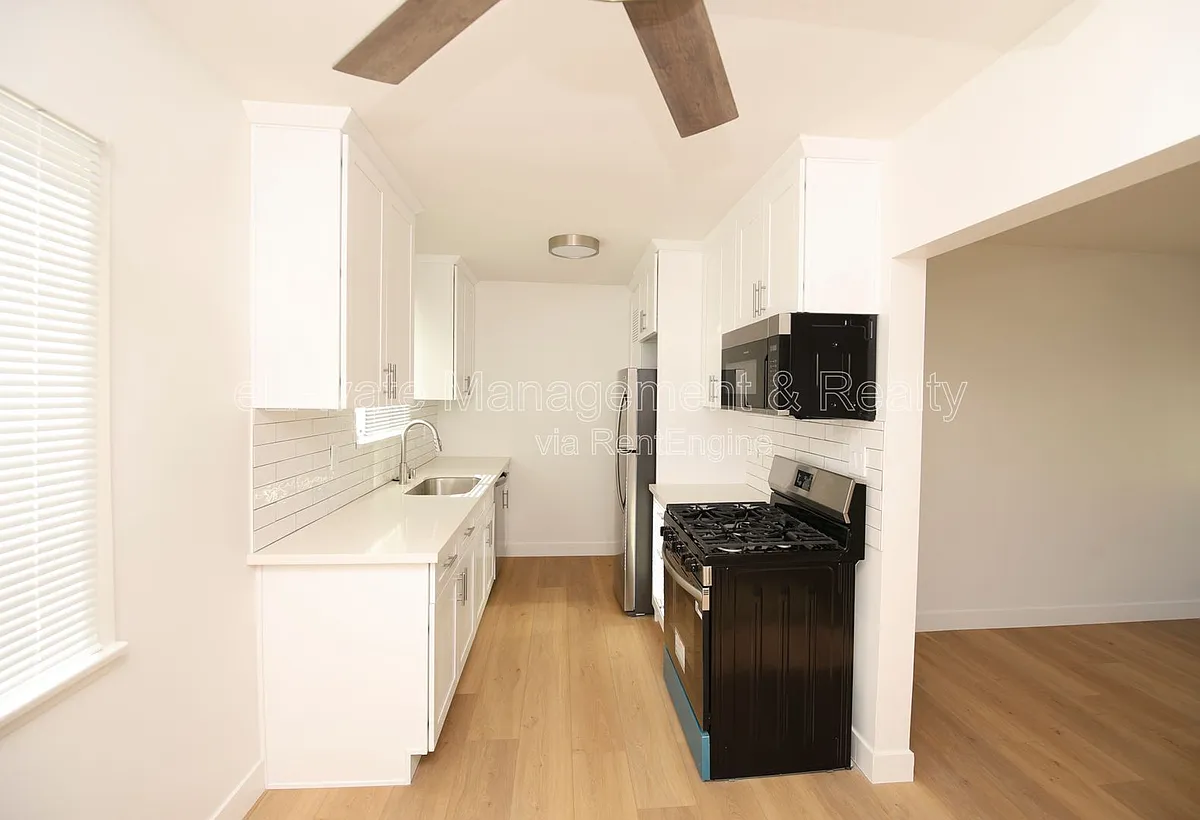 Building Photo - 14115 Gilmore St #2