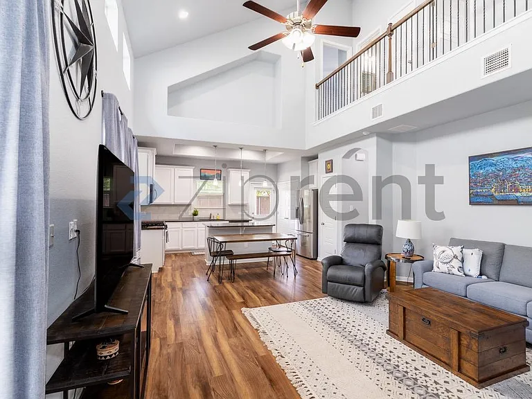 1404 Jenkins Bnd — Photo 2