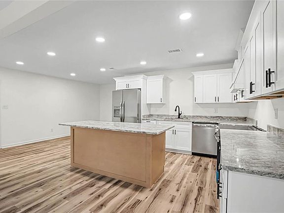 5th image of 3220 Macarson Cir