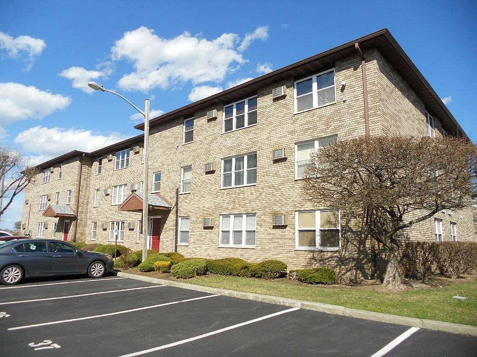 1st image of 131 Riverview Ct #131