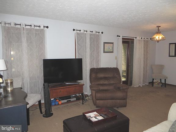 4th image of 44761 Woodlake Ct #1B