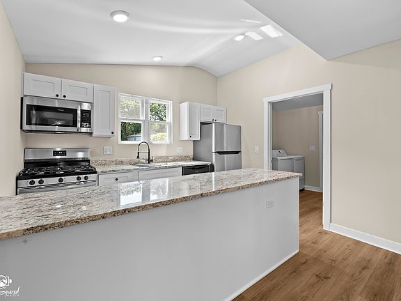5th image of 123 Picnic St