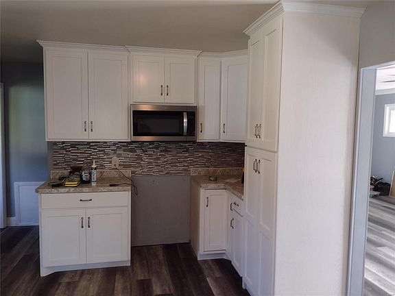 3rd image of 2742 Chrysler Ave