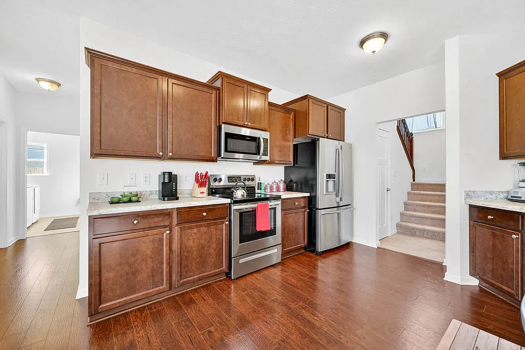 Retreat at Bayview: Furnished 4-Bedroom with 3-Car Garage, Minutes from Cummins — Photo 3
