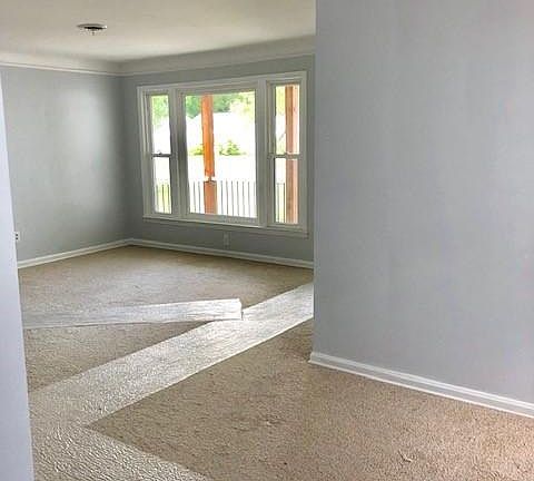 4th image of 1141 Eastwood Ave