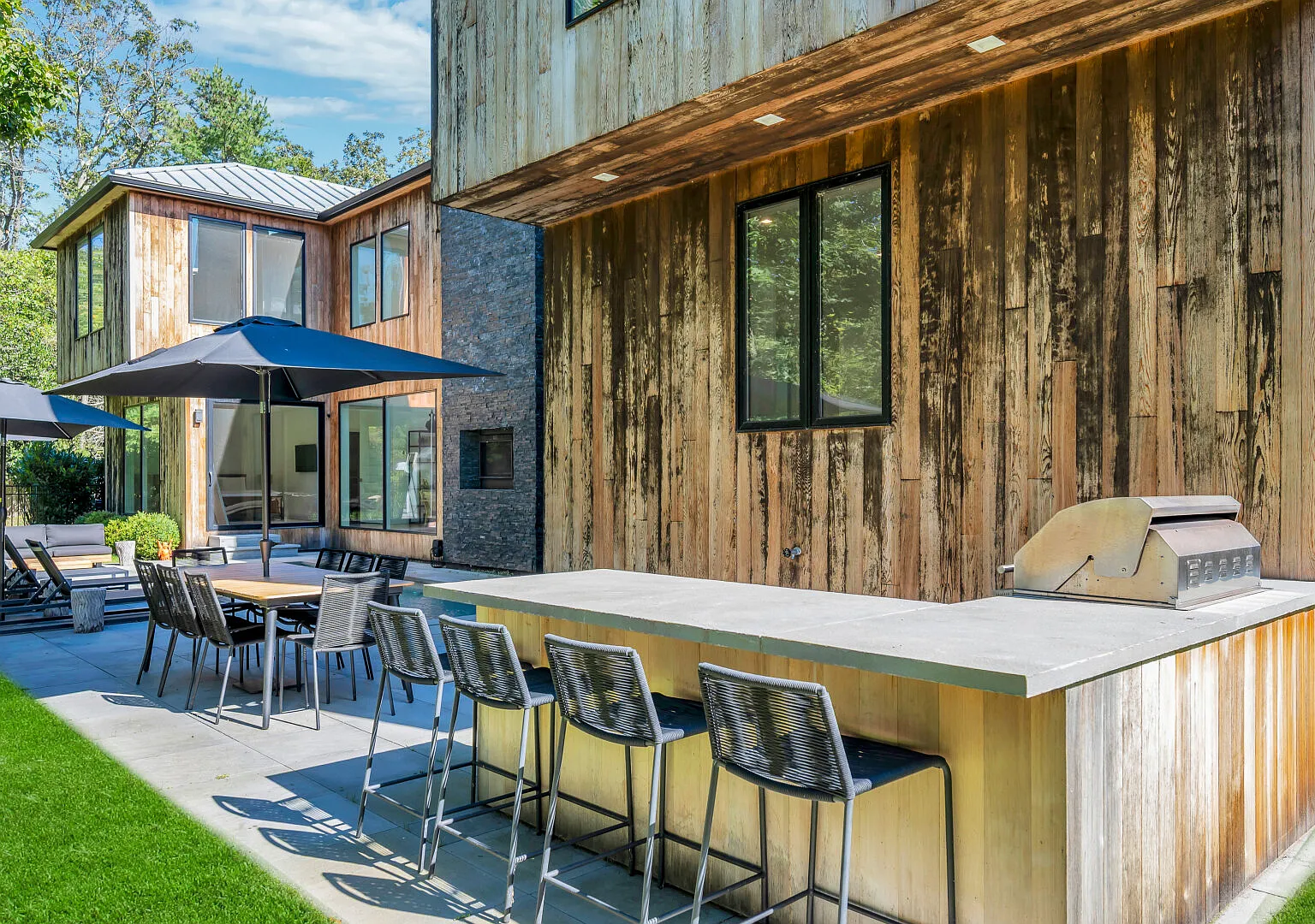 Modern Southampton Estate with Pool & Indoor-Outdoor Living — Photo 3