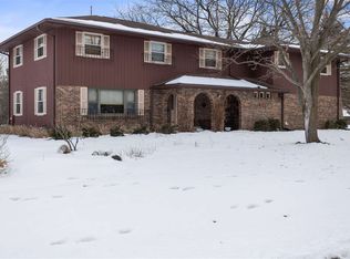 1711 Shaw Woods Dr, Rockford, IL 61107