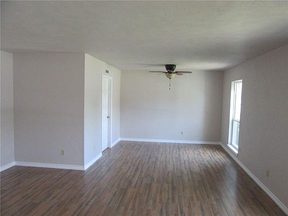 3rd image of 4212 Woodbluff Dr