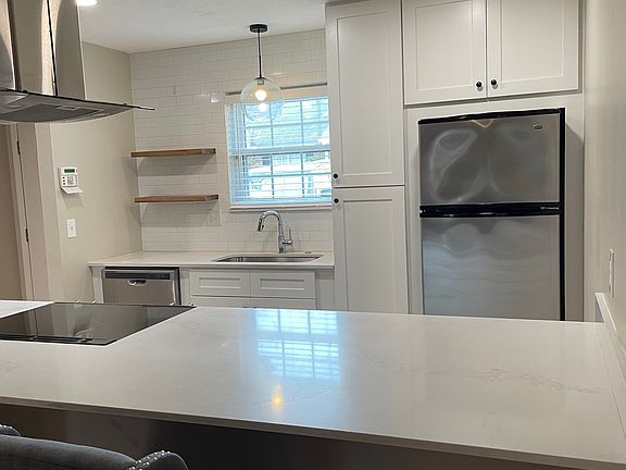 3rd image of 802 Elizabeth Dr