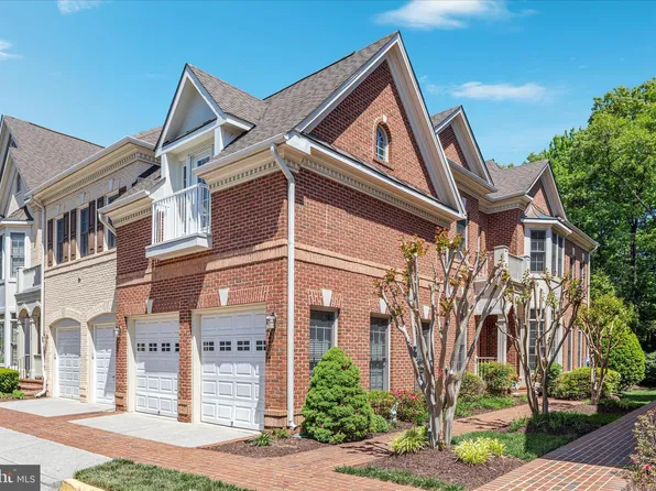 12810 Falcon Wood Pl, Fairfax, VA 22033
