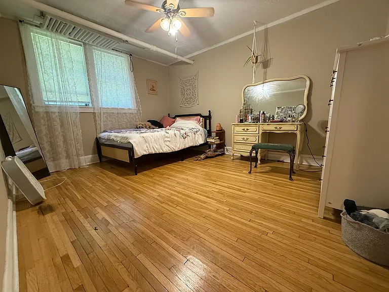 935 Goodrich Ave — Photo 7