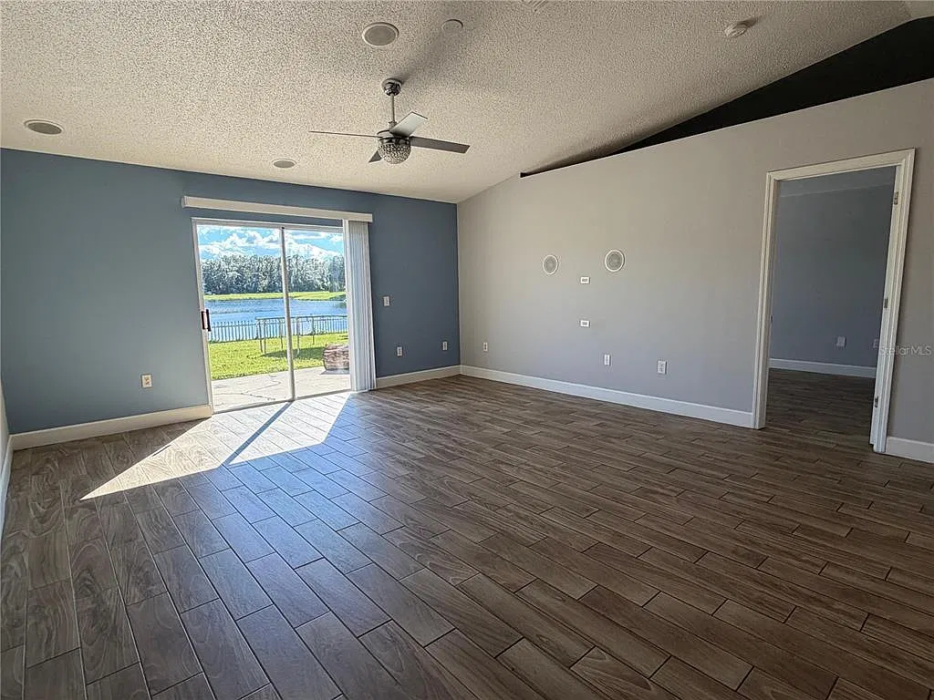 3 bed, 2.0 bath, 1328 sqft, $2,200 — Photo 2