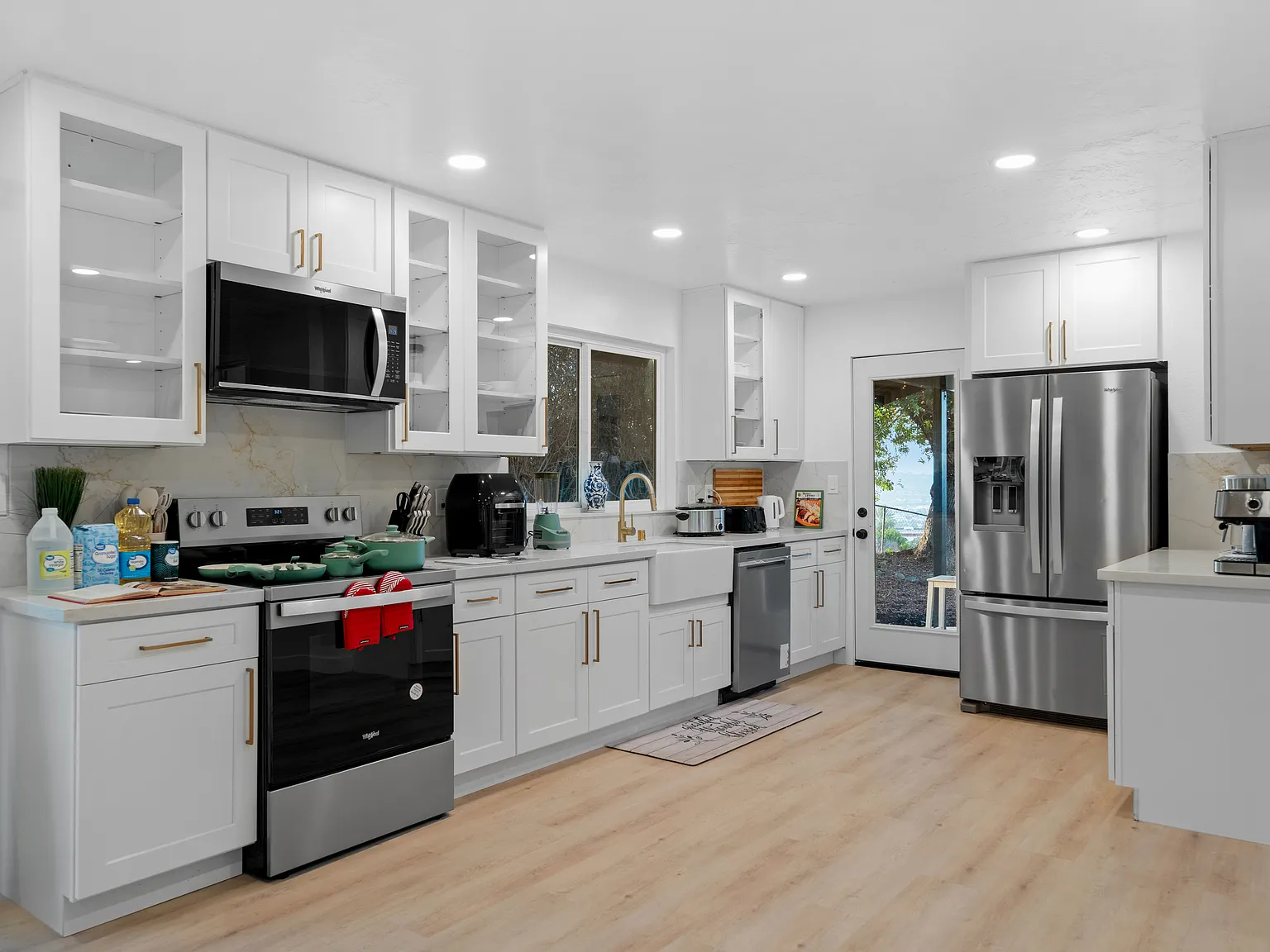 4 bed, 2.5 bath, 2500 sqft, $7,900 — Photo 3