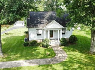 229 Country Club Dr, Ellwood City, PA 16117