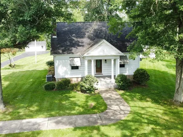 229 Country Club Dr, Ellwood City, PA 16117