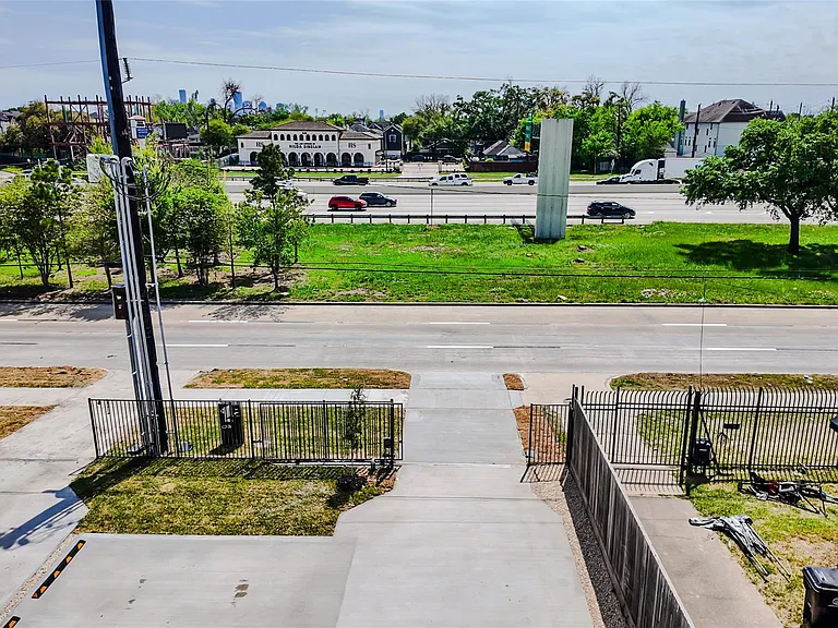 819 N Loop — Photo 47