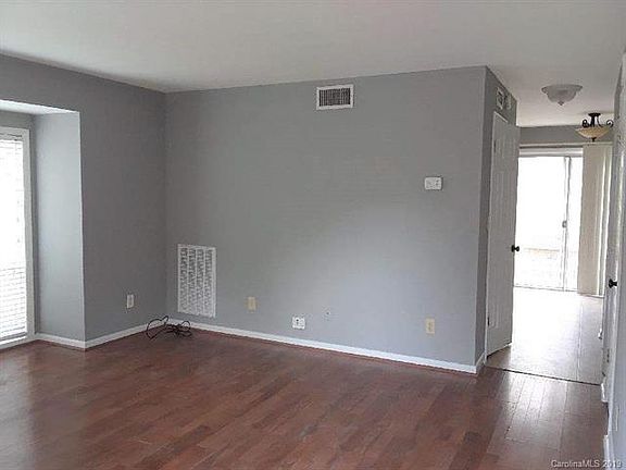 3rd image of 1028 Surry Ln