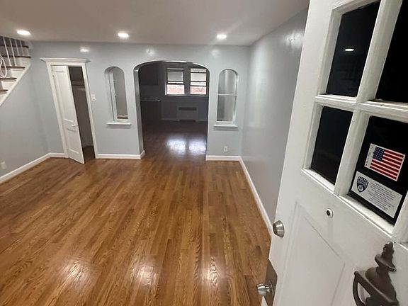 4th image of 1936 45th St