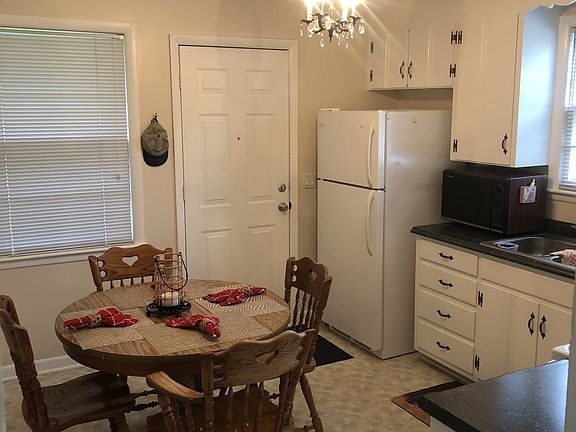 3rd image of 1907 Meadowgreen Dr