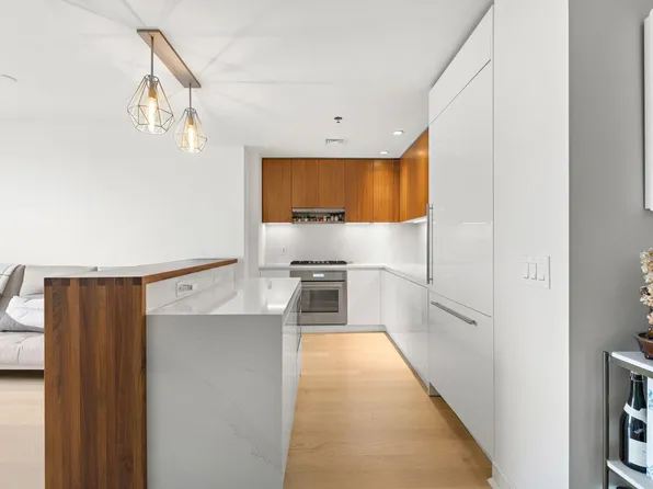 1000 Maxwell Lane image 2 of 32