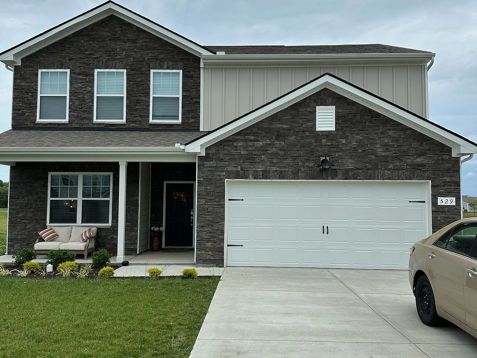 4 bed, 2.5 bath, 2518 sqft, $2,400 — Photo 2