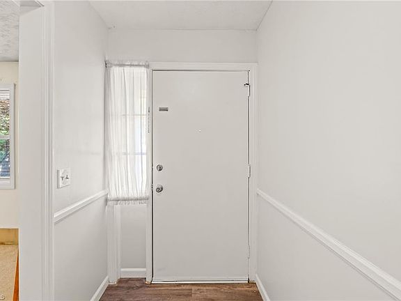 5th image of 18 Colonial Dr