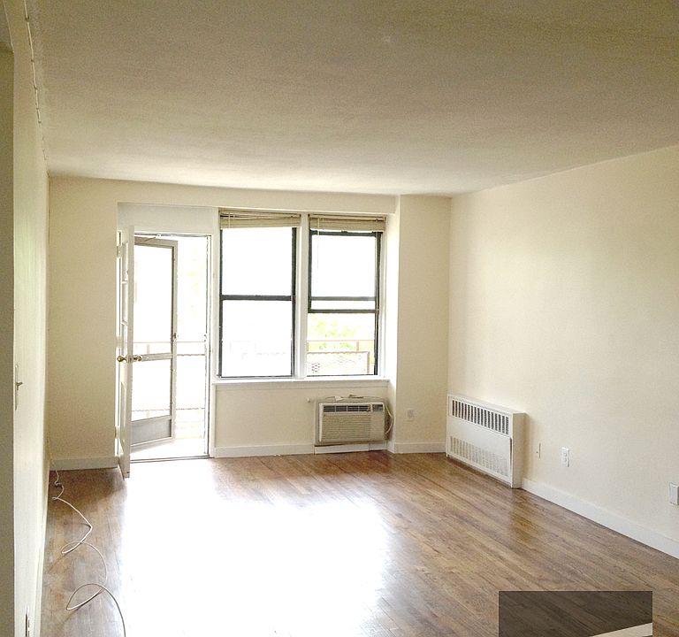 1st image of 2534 Crescent St APT 3M