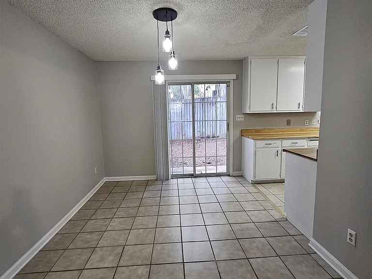 2388 Gregory Dr — Photo 11