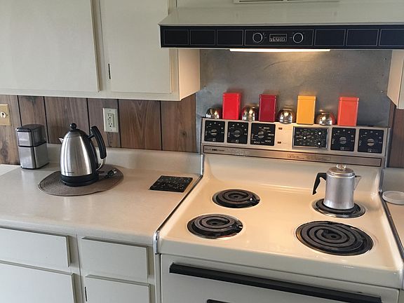 Full kitchen and oven and microwave. Plenty of cooking pots and pans and table settings