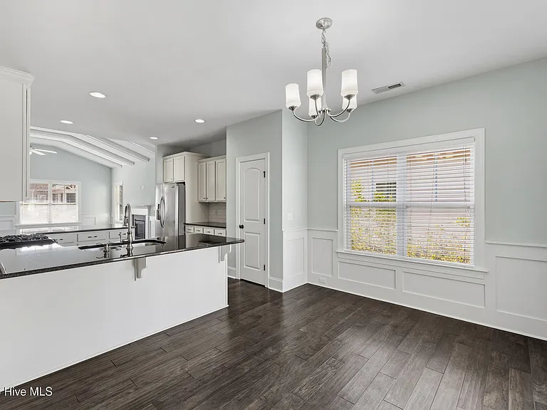 359 Hanover Lakes Dr — Photo 10