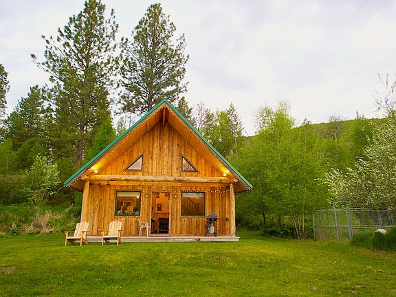 Ranch Cabin, in spring--private access to pasture, creek and river