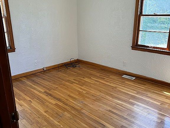5th image of 1909 Hart Ave