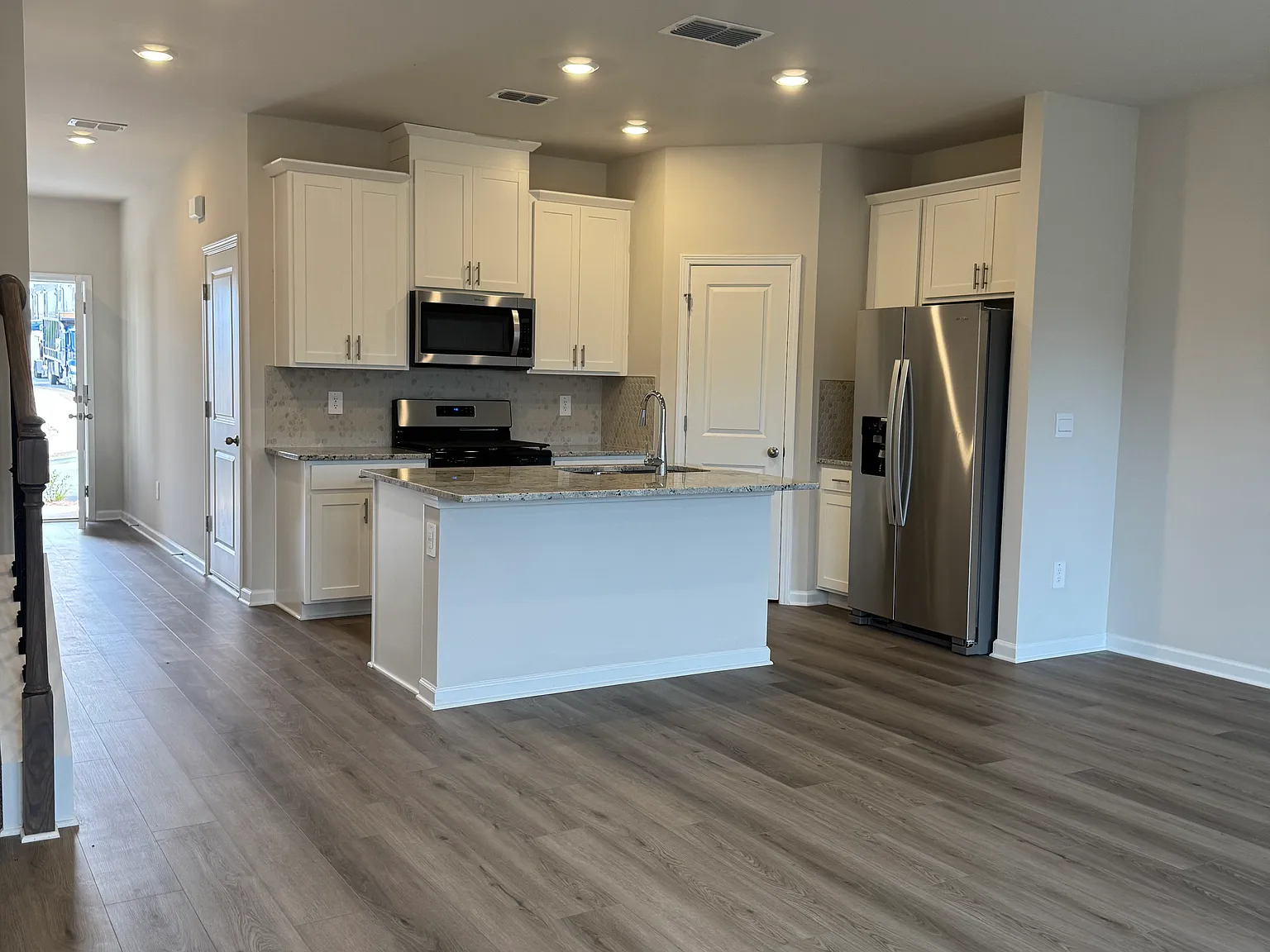 3 bed, 2.5 bath, 1600 sqft, $2,300 — Photo 3