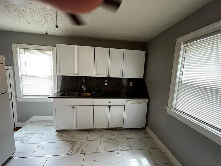 1523 Wurtele Ave — Photo 7