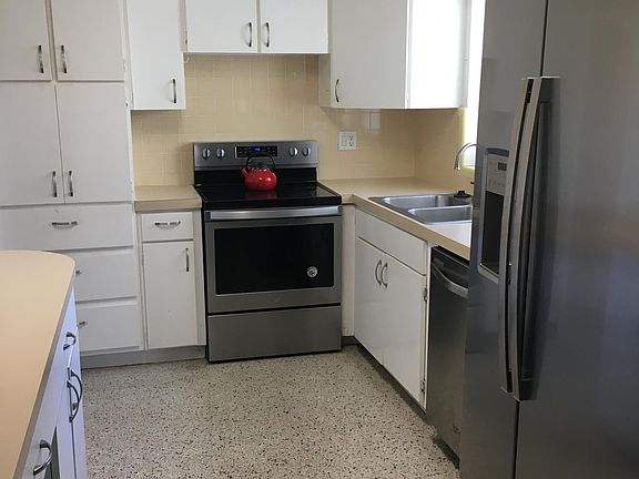 Kitchen, upgraded SS appliances.