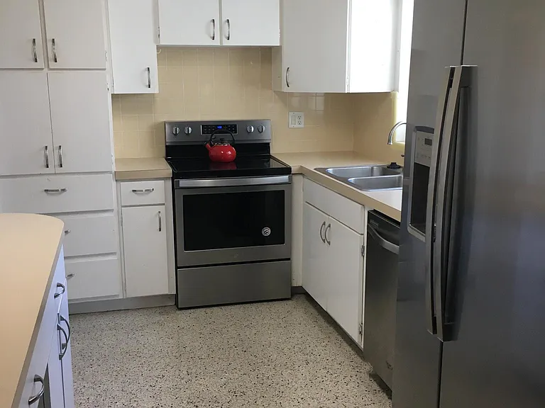 Kitchen, upgraded SS appliances.