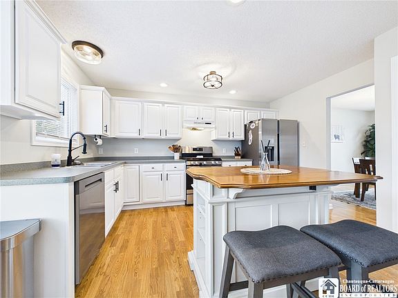 3rd image of 5890 Pinehurst Ct