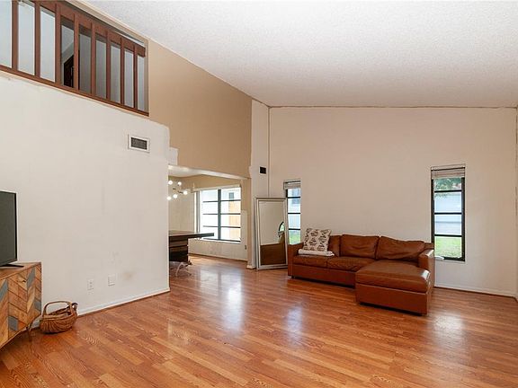 5th image of 859 PINEWOOD TERRACE W