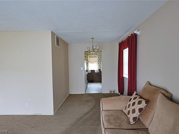 5th image of 26490 Drakefield Ave