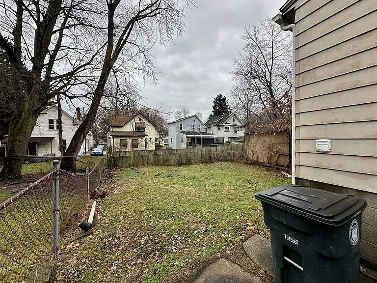 435 Windsor St — Photo 11
