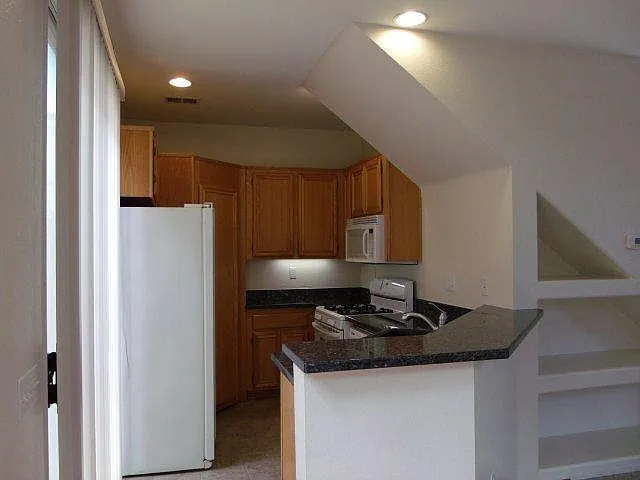 3 bed, 2.5 bath, 1172 sqft, $3,460 — Photo 3