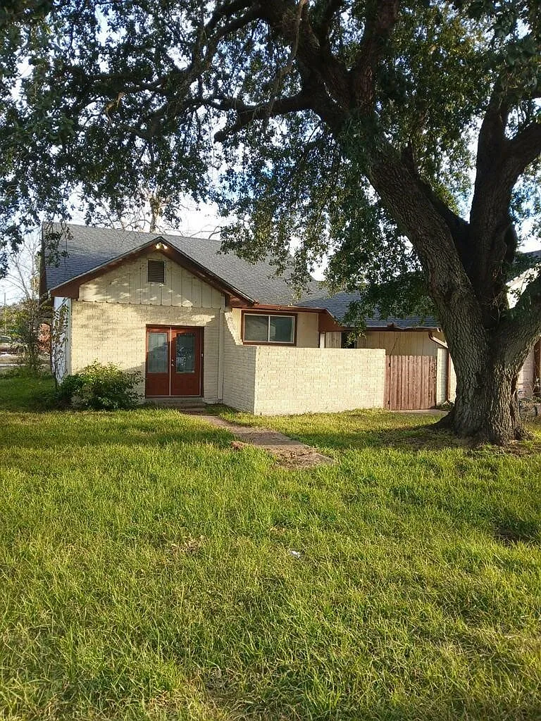 5 bed, 2700 sqft, $2,300 — Photo 1