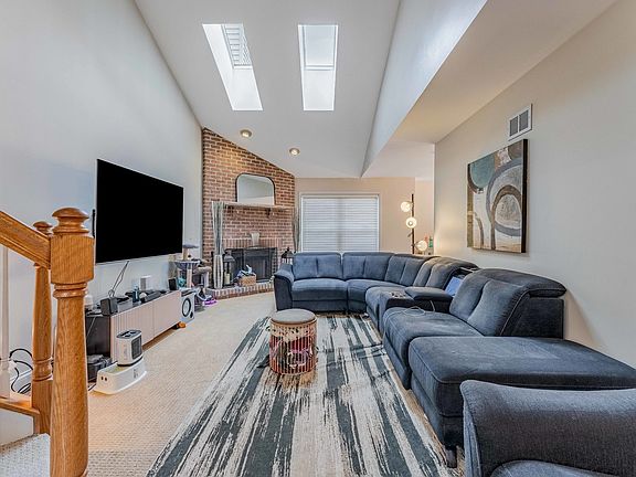 3rd image of 367 Inner Circle Dr
