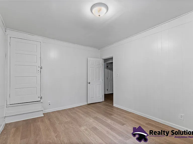 733 E Cherry St — Photo 3
