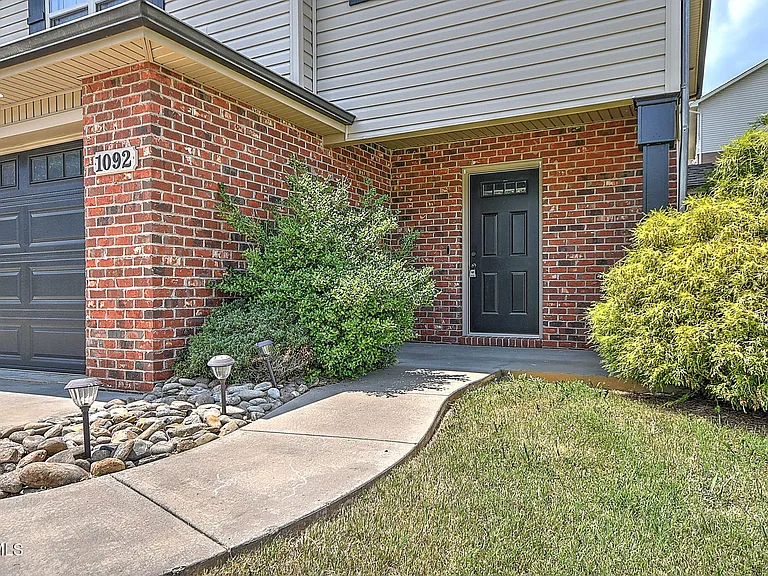 1092 Aberlea Valley Cir — Photo 2
