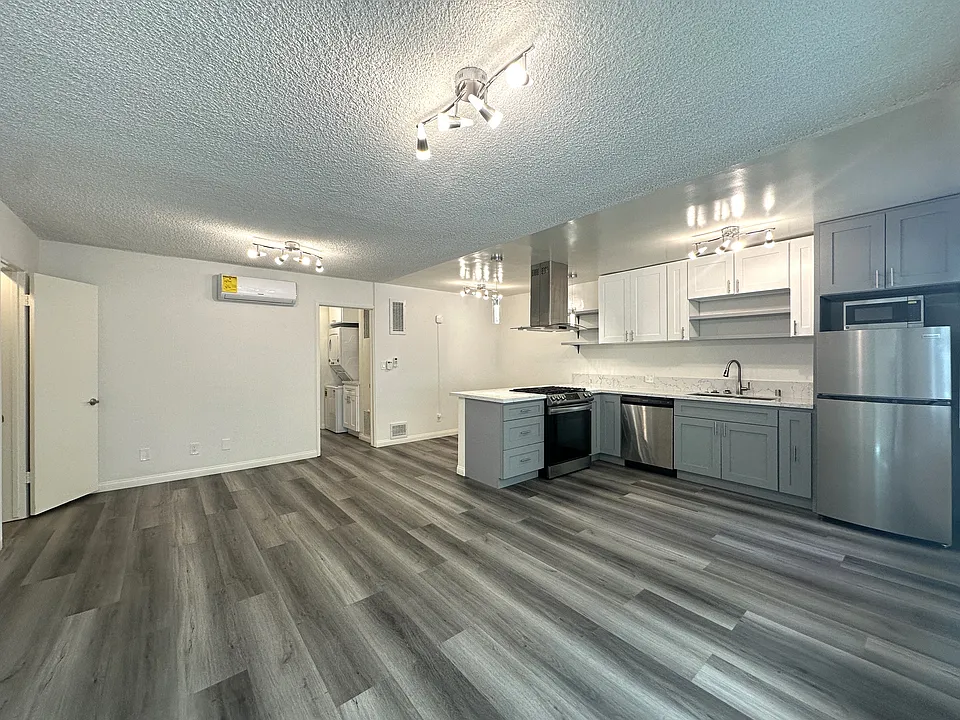 1706 Granville Ave #3B