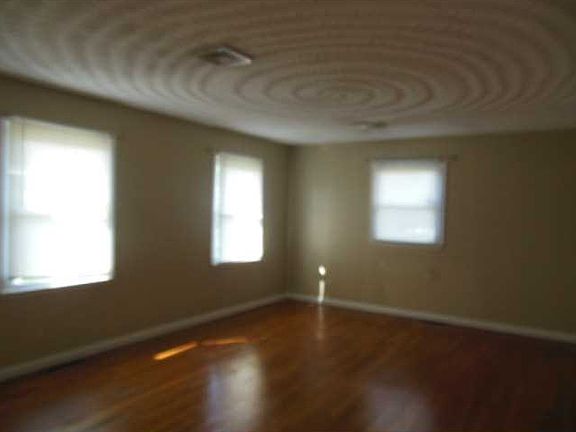 5th image of 1302 Warfield Dr
