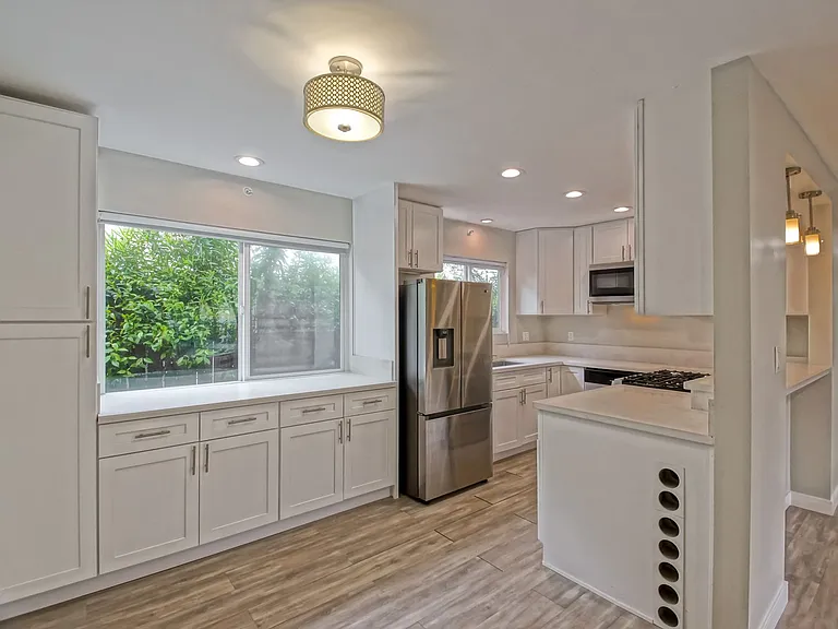 1923 Vanderbilt Ln — Photo 14